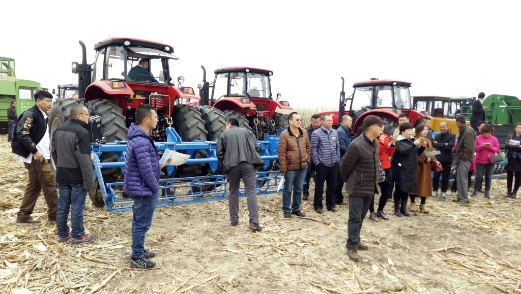 南宫NG28国三大型拖沓机在黑龙江省深松深耕现场演示会上大放异彩